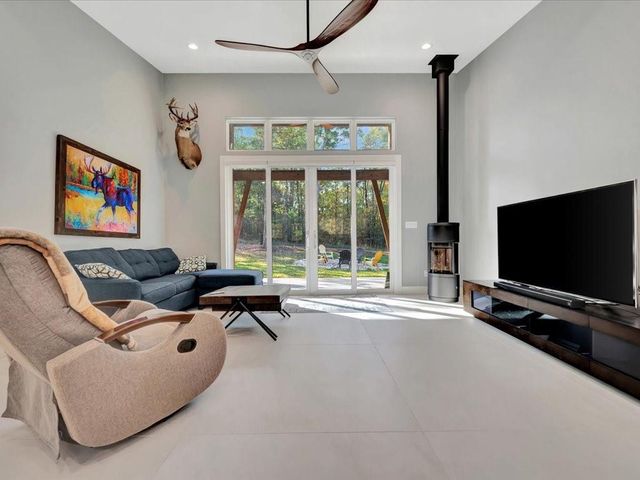 1185 County Road 4921, Etoile, TX 75944