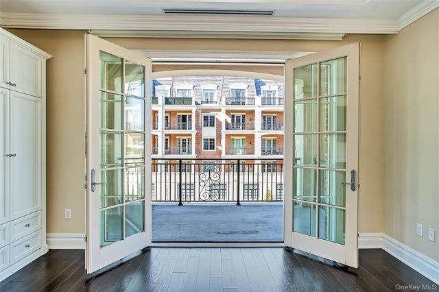 1000 Royal Court 1105, North Hills, NY 11030
