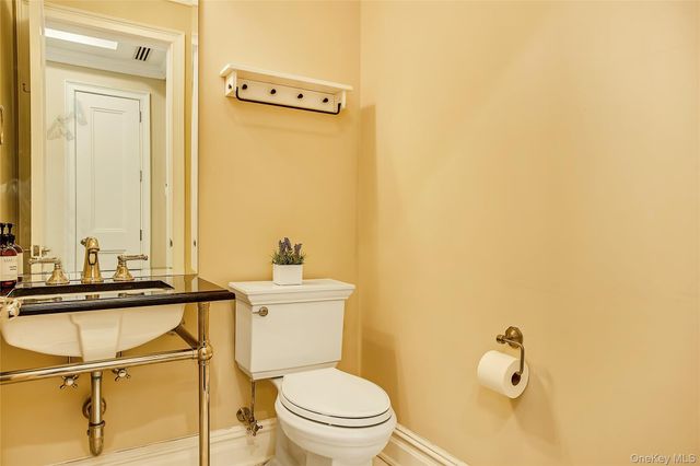 1000 Royal Court 1105, North Hills, NY 11030