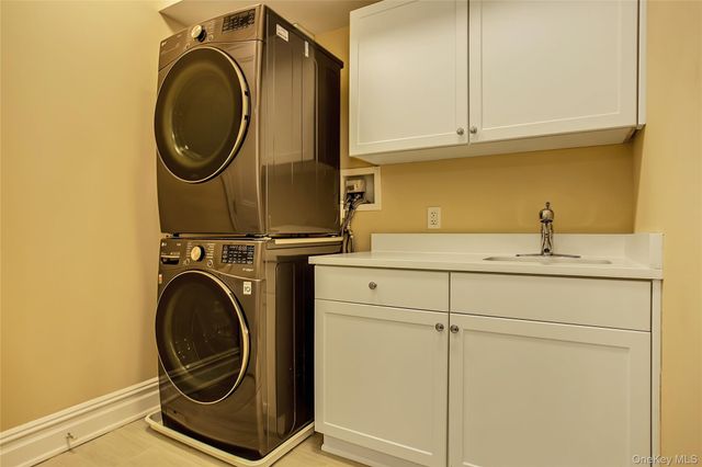 1000 Royal Court 1105, North Hills, NY 11030