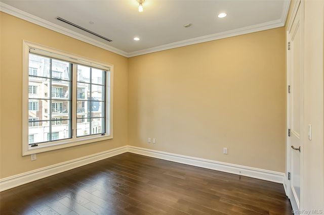 1000 Royal Court 1105, North Hills, NY 11030