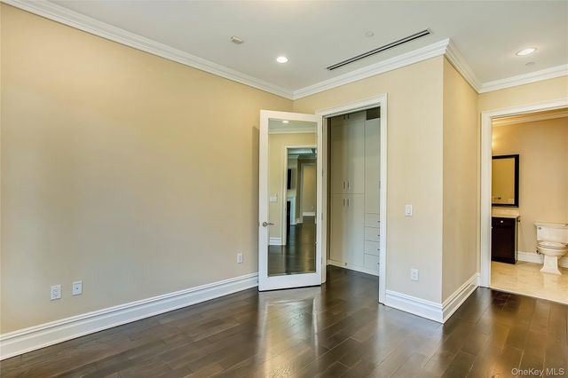 1000 Royal Court 1105, North Hills, NY 11030