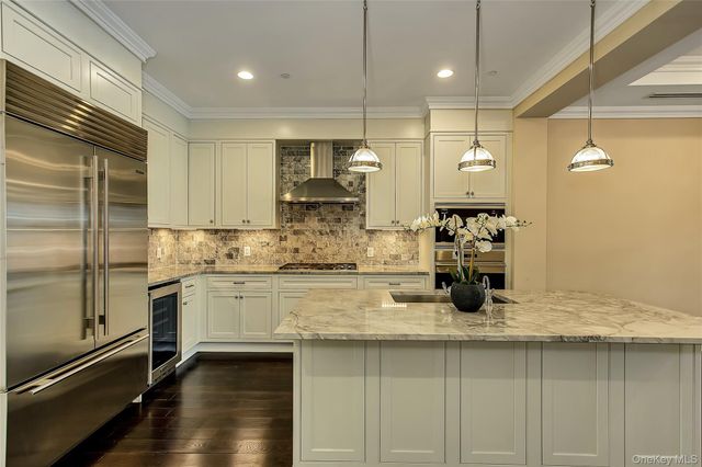 1000 Royal Court 1105, North Hills, NY 11030