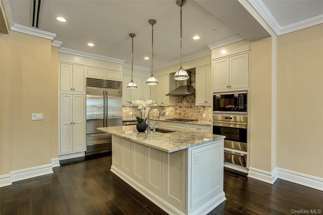 1000 Royal Court 1105, North Hills, NY 11030