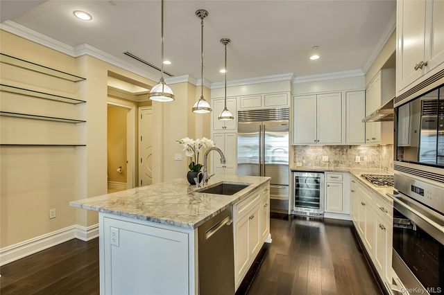 1000 Royal Court 1105, North Hills, NY 11030