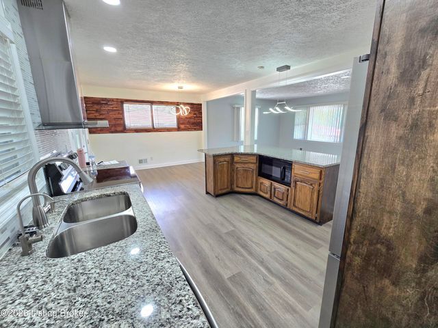 5408 Rolling Ridge Rd, Louisville, KY 40214