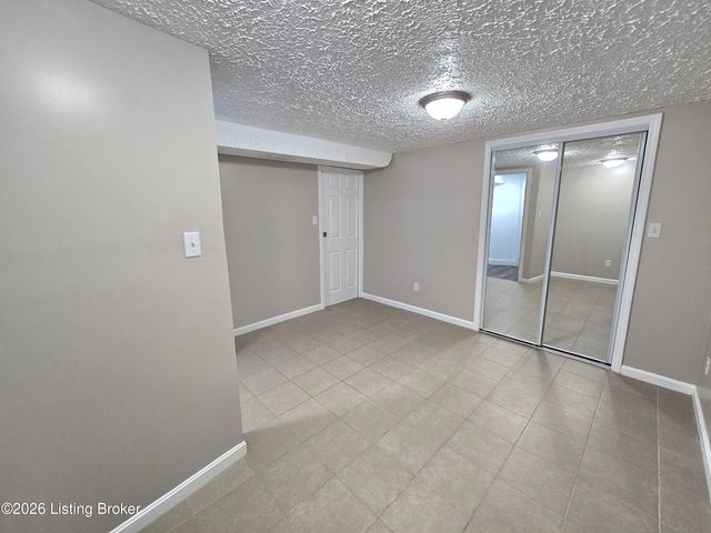 5408 Rolling Ridge Rd, Louisville, KY 40214