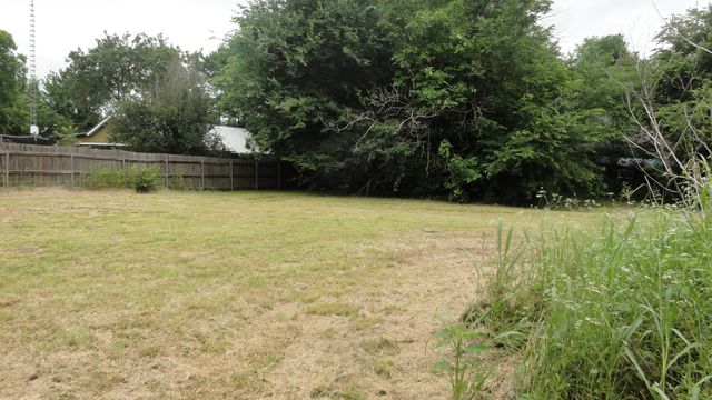 303 W College Street, Trenton, TX 75490