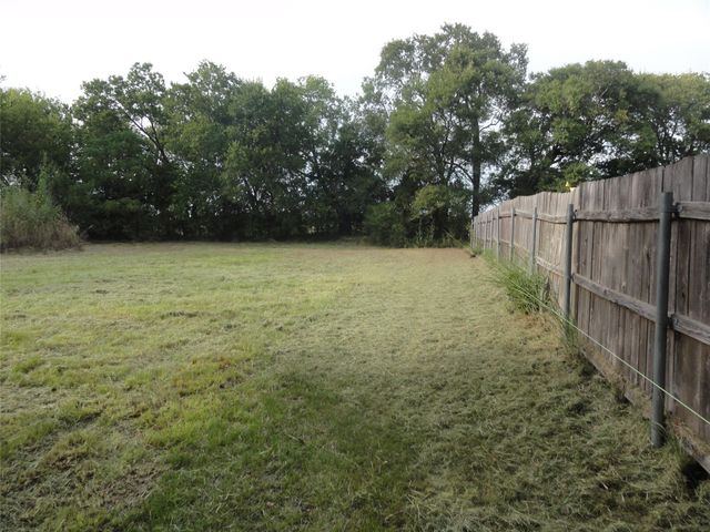 303 W College Street, Trenton, TX 75490