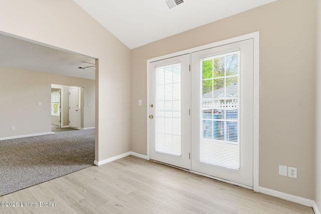8604 Forest Way Dr, Louisville, KY 40258