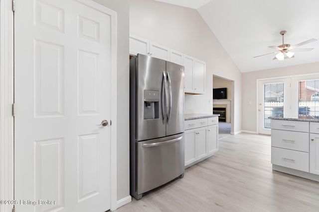 8604 Forest Way Dr, Louisville, KY 40258