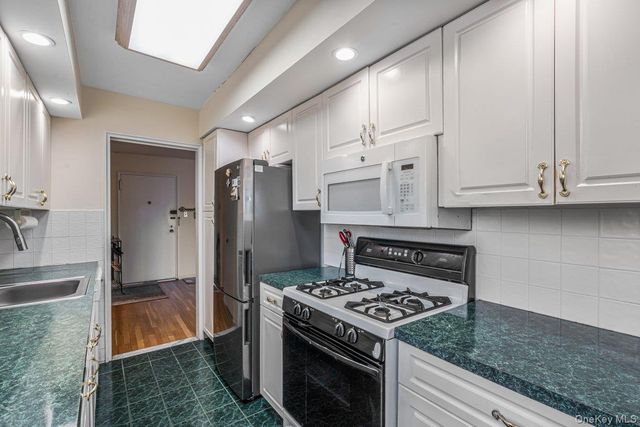 18-50 211 Street 6B, Bayside, NY 11360