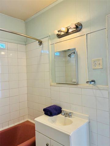 702 Caplin Street, Houston, TX 77022