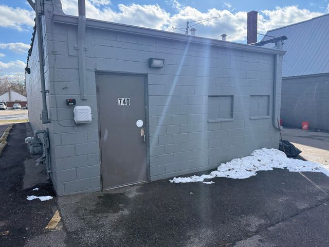 728 W 11 Mile Road, Madison Heights, MI 48071