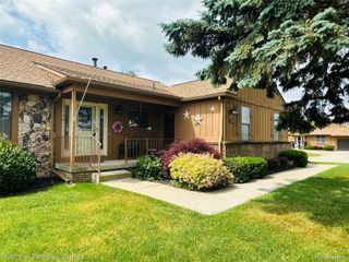 12104 Lexington Drive 3, Green Oak Township, MI 48178