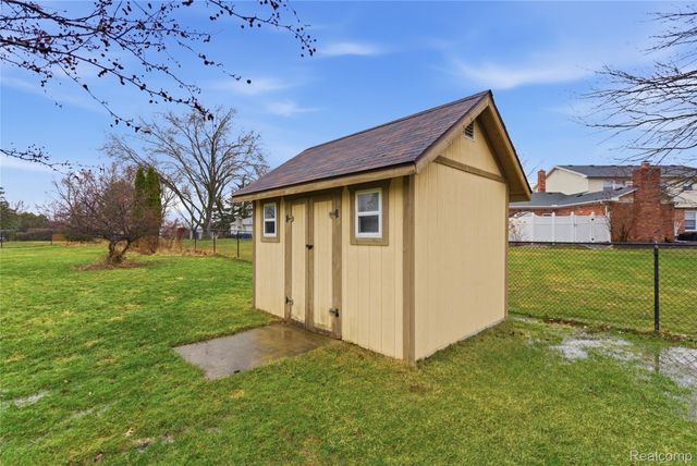 7095 Elmwood Drive, Grand Blanc Charter Township, MI 48439