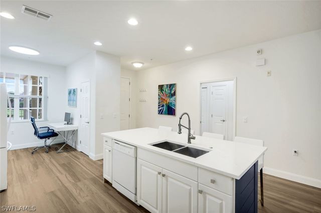 4843 Hampshire CT 105, Naples, FL 34112