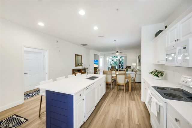 4843 Hampshire CT 105, Naples, FL 34112