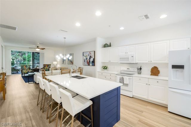 4843 Hampshire CT 105, Naples, FL 34112