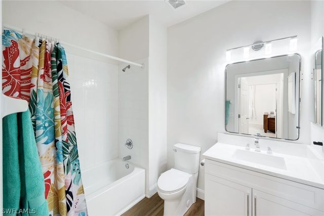 4843 Hampshire CT 105, Naples, FL 34112