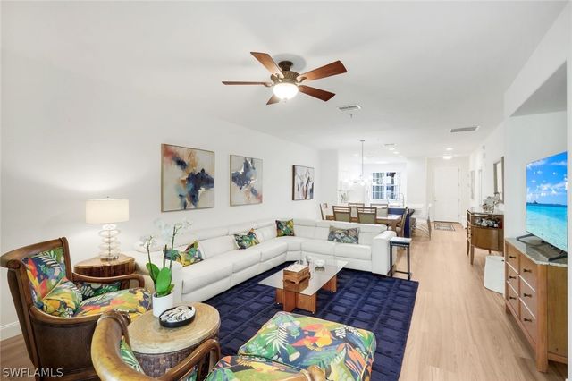 4843 Hampshire CT 105, Naples, FL 34112