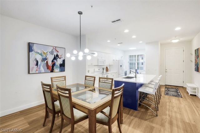 4843 Hampshire CT 105, Naples, FL 34112