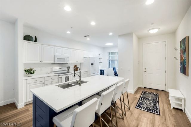 4843 Hampshire CT 105, Naples, FL 34112