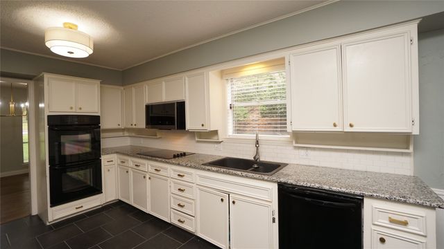 606 Queens Road, Denison, TX 75020