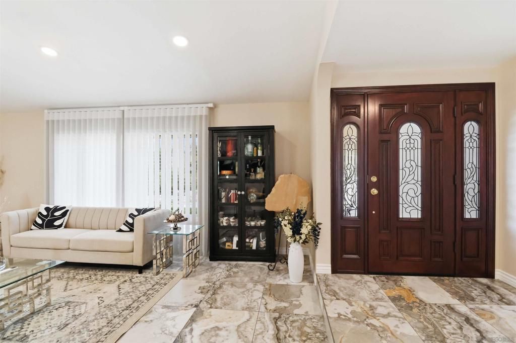 Image 5 of property listing at 3722 Avenida Johanna, La Mesa, CA 91941