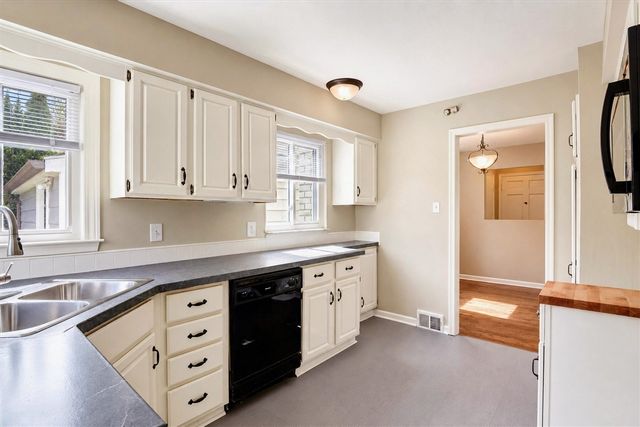 23870 Beacon Drive, Farmington, MI 48336