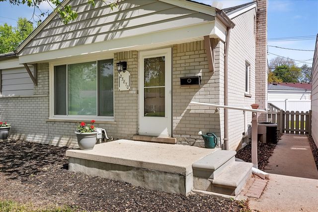 23870 Beacon Drive, Farmington, MI 48336