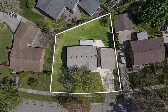 23870 Beacon Drive, Farmington, MI 48336