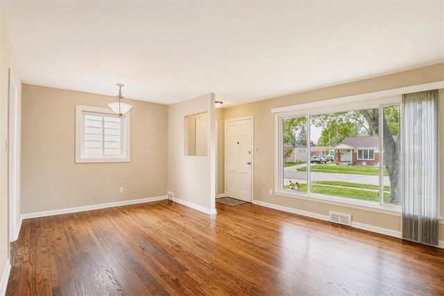 23870 Beacon Drive, Farmington, MI 48336