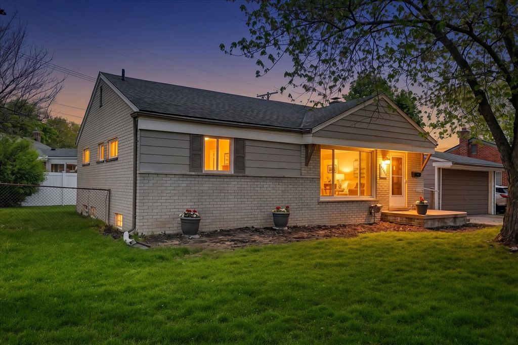 23870 Beacon Drive, Farmington, MI 48336