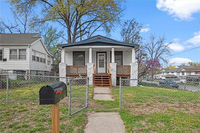 708 Thornton Street, Leavenworth, KS 66048