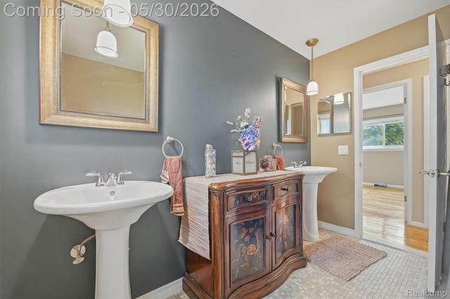 184 Carter Drive, Troy, MI 48098