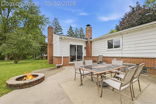 184 Carter Drive, Troy, MI 48098