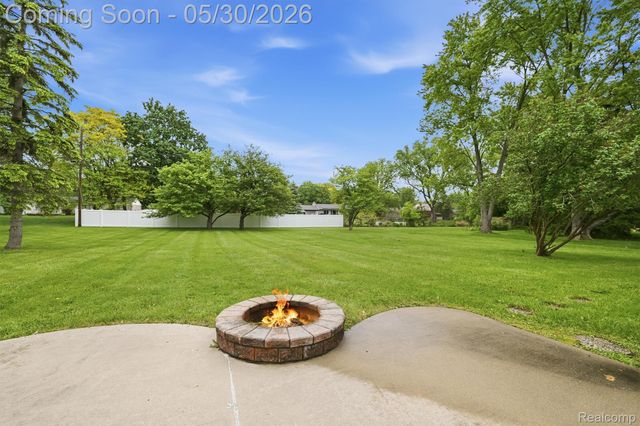 184 Carter Drive, Troy, MI 48098