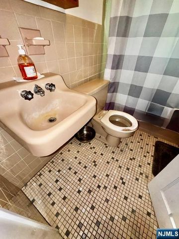 121 Townsend Road, Wanaque, NJ 07465
