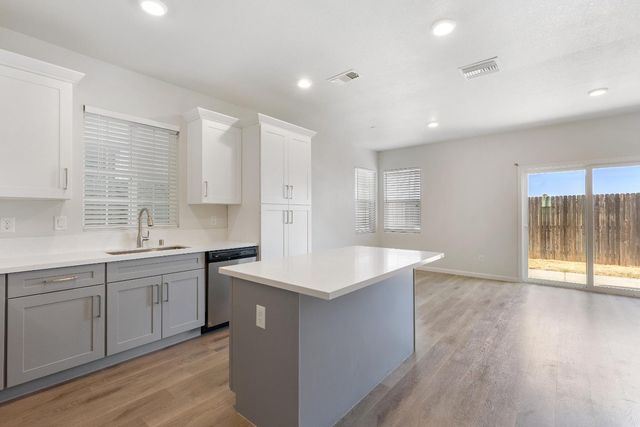 8167 Weeping Willow Ln, Sacramento, CA 95828