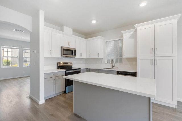 8167 Weeping Willow Ln, Sacramento, CA 95828