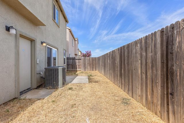 8167 Weeping Willow Ln, Sacramento, CA 95828