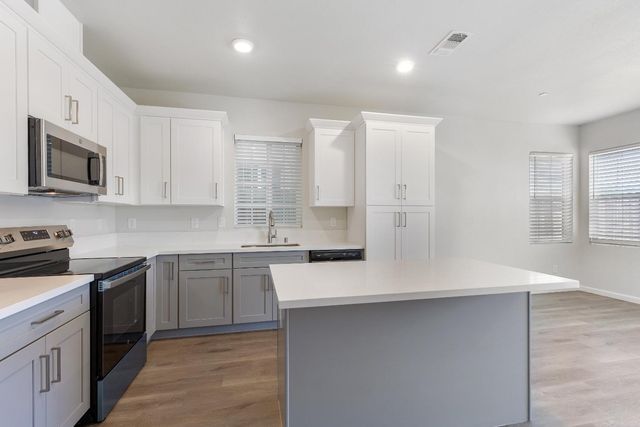 8167 Weeping Willow Ln, Sacramento, CA 95828