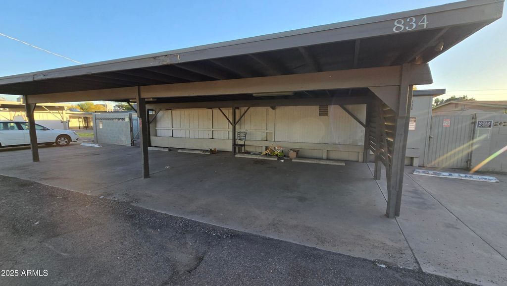 Image 2 of property listing at 834 W OSBORN Road, Phoenix, AZ 85013