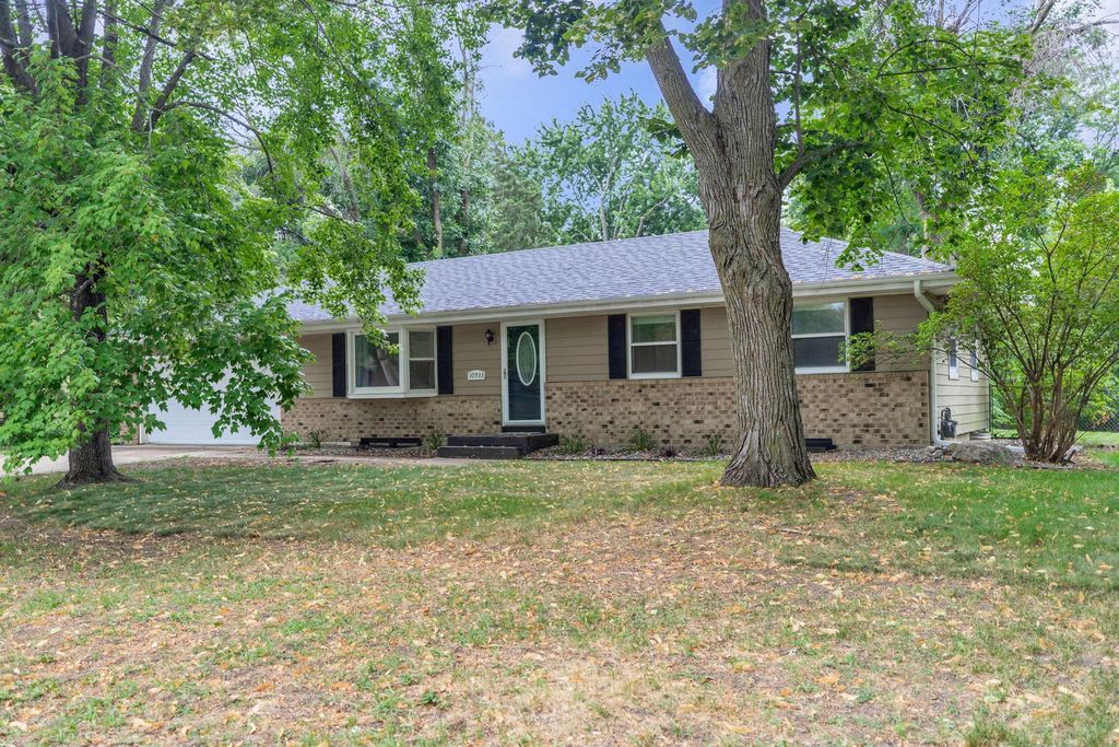 10933 Hillsboro Avenue N, Champlin, MN 55316
