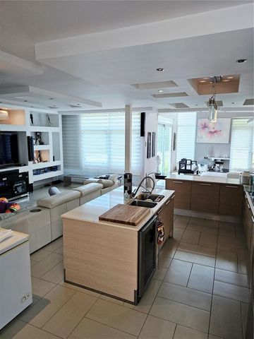 686 BURGOS, Caguas, PR 00725