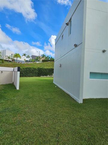 686 BURGOS, Caguas, PR 00725