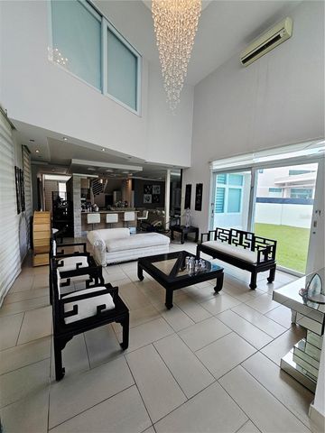 686 BURGOS, Caguas, PR 00725