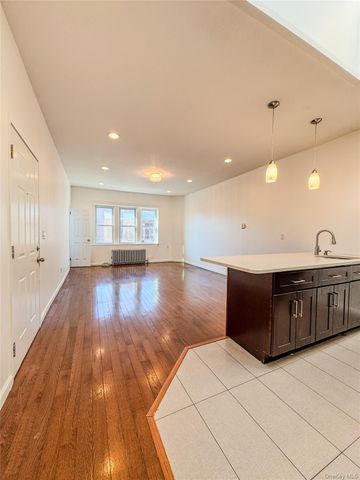 209-211 Main Street 2N, Farmingdale, NY 11735