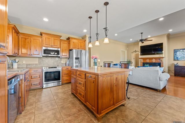 6569 Lakeridge Dr, Zachary, LA 70791